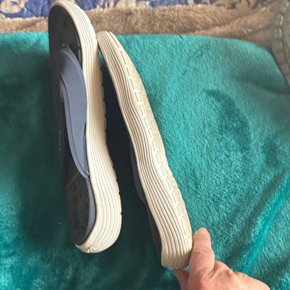 CROCS navy Flip Flops - Picture 3 of 4